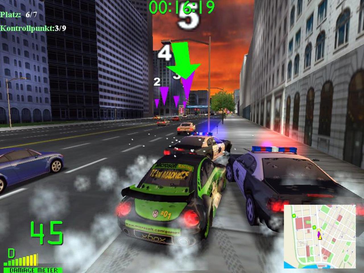 [26/11/2001] Eingekeilt. Unser dank Sonderlackierung grün-schwarzer Xbox-Beetle wird von zwei Polizei-Mustangs in die Mangel genommen. Links zieht das Gegnerfeld an uns vorbei.